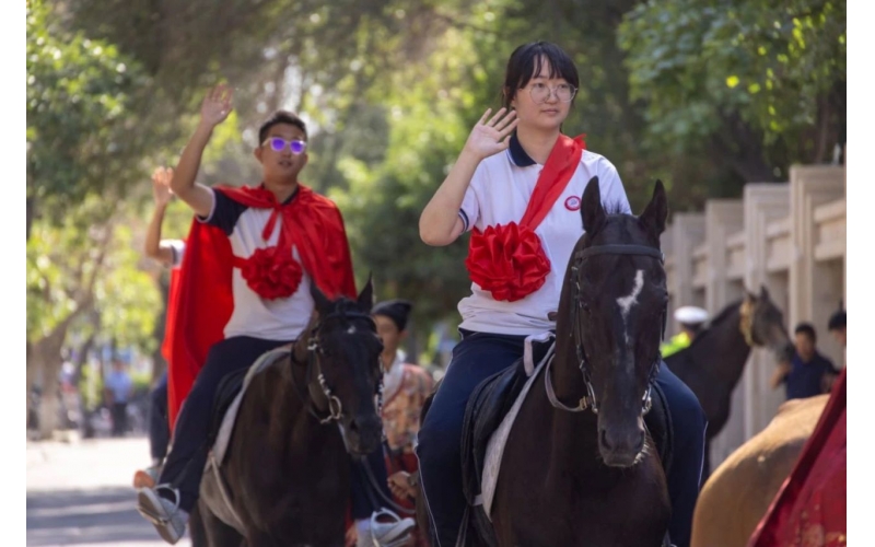披紅掛花，打馬游街，新疆人送喜報(bào)好有儀式感